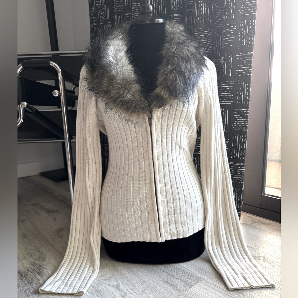 GUESS Milk Cream Ivory Fitted Ribbed Zip Up Sweater Cardigan Faux Fur Collar Lrg